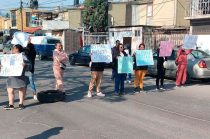 Padres bloquearon Eje 8 y exigieron a la dirección atender casos de bullying y reforzar la seguridad del plantel.