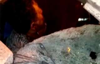 En las imágenes se percibe al operador al interior del automóvil siniestrado