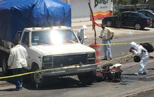 El accidente ocurrió cuando la camioneta intentaba retornar y el motociclista se estrelló contra la parte delantera