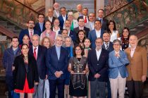Recibe reconocimiento a la eficacia femenina y plantea fortalecer vínculos entre universidad, sociedad y sector público.