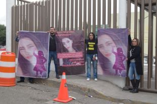 Familiares de Monserrat exigen justicia en el Penal de Chiconautla.