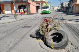 Delegados de la zona optaron por colocar llantas y unas ramas para evitar accidentes.