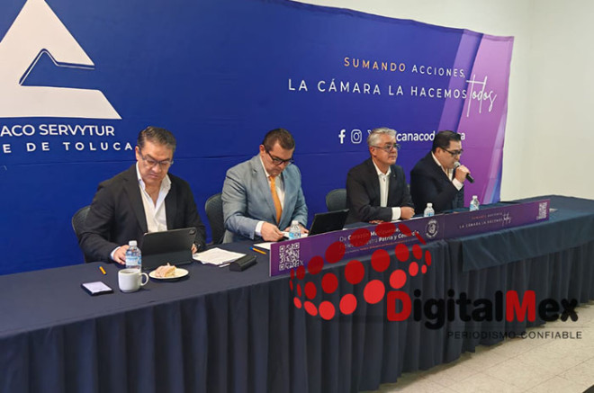 Fernando Reyes Muñoz, presidente de la Canaco Valle de Toluca, en conferencia de prensa.