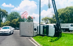 Vuelca camioneta de carga en Tollocan; tránsito lento