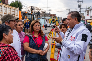 Ricardo Moreno supervisa el arranque de la pavimentación en calle El Nevado