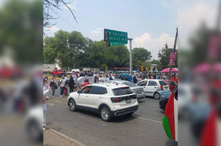Con pancartas en mano, los alumnos de la Facultad de Enfermería de la UAEMéx bloquearon la vialidad en dirección hacia la zona de la Terminal.