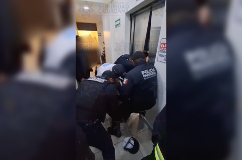 Siete personas, incluyendo un menor de 8 años, fueron rescatadas tras quedar atrapadas en el elevador de una funeraria en Nezahualcóyotl.