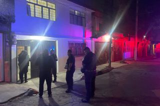 Vecinos vieron a dos sujetos salir del domicilio y huir en una camioneta.