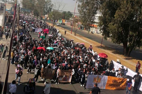 El contingente avanzó desde el kilómetro 27 hacia el 30, donde se prevé un mitin informativo, mientras las autoridades recomiendan rutas alternas por afectaciones viales.