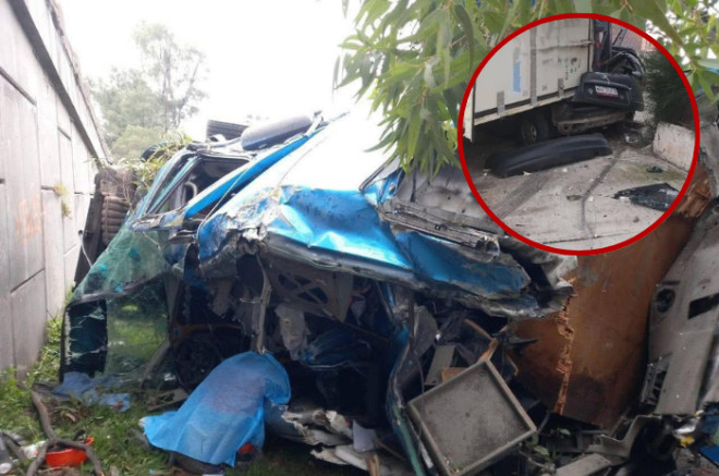 El tráiler quedó sobre los carriles laterales tras caer del puente vehicular