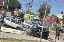 La patrulla municipal involucrada perdió los frenos y terminó impactando dos vehículos y una malla perimetral en Boulevard Reforma, Tultitlán.