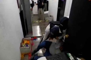 La policía detuvo a 20 personas tras la pelea entre legisladores de la misma bancada de Morena.
