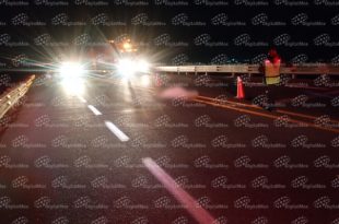 Cuerpos de emergencia y autoridades estatales resguardan la zona donde un hombre de aproximadamente 65 años fue atropellado.