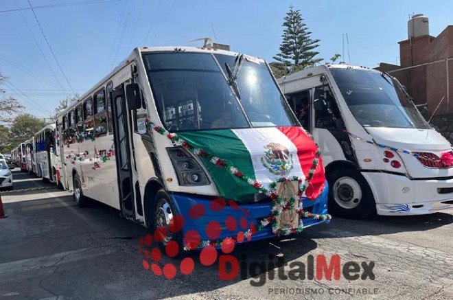 En una tradición de más de 20 años, líneas como Triángulo Rojo, que conecta el centro de Toluca con Santiago Tlacotepec, convierten sus unidades en altares rodantes para agradecer y rendir homenaje a la patrona de México.