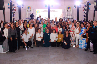 Miles de profesores pensionados, con más de tres décadas de servicio, participaron en los festejos