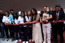 La presidenta municipal de Zumpango, Roselia Veridiana García Alquicira, durante la inauguración de uno de los nuevos arcotechos.