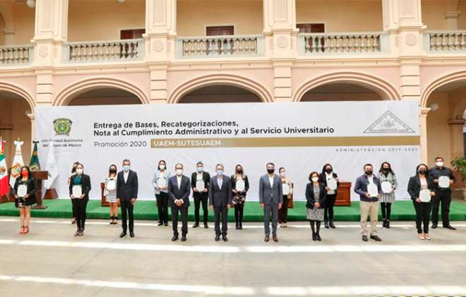 En la ceremonia de entrega de bases, recategorizaciones y Nota al Cumplimiento Administrativo y al Servicio Universitario 2020