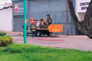 Protección Civil atendió una fuga de gas en un vehículo sobre avenida Vicente Guerrero.
