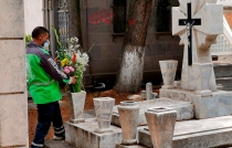 #Toluca: Ayuntamiento adorna con flores tumbas por Día del Padre