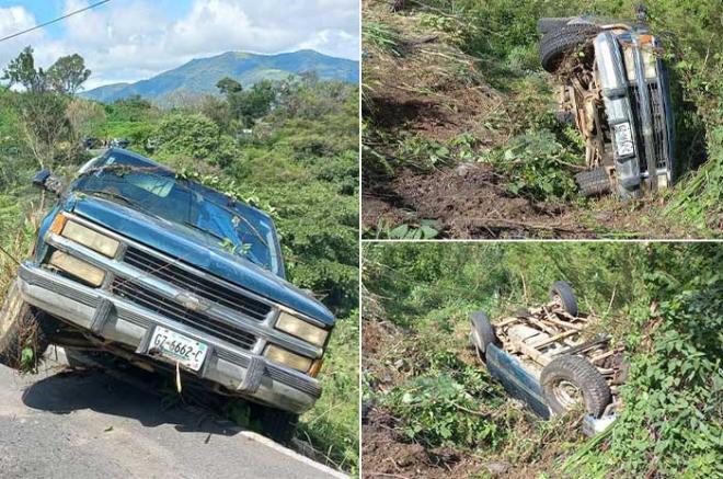 Luego de varias volteretas, cayó a un barranco, quedando atorada de un árbol