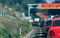 Tráiler accidentado causa caos en la México-Toluca
