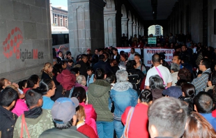 Bloquean acceso a Palacio de Gobierno en Toluca; exigen flujo de recursos