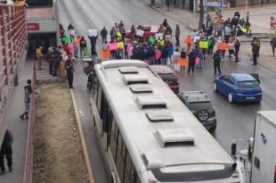 Colonos se apostaron a la altura de la estación San Carlos de la Línea 2 del Mexibús.