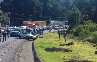 Volcadura de tráiler provoca carambola y paro de tráfico en la México-Toluca