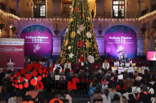 La gobernadora Delfina Gómez Álvarez durante la entrega de alimento del programa “Ponte Croqueto”