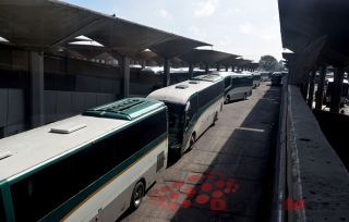 Suben asaltos a vendedores de boletos de transporte público en paradas de Toluca