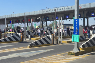 Familiares y amigos de Brenda Aguilar levantaron las plumas de la caseta de Tepotzotlán