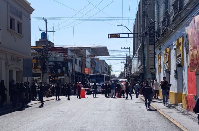 Derivado de las denuncias ciudadanas, el gobierno municipal invitó a los comerciantes a no colocarse sobre la calle