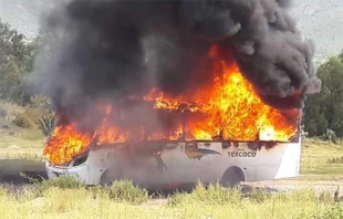 Incendian camión de pasajeros en Tepetlaoxtoc