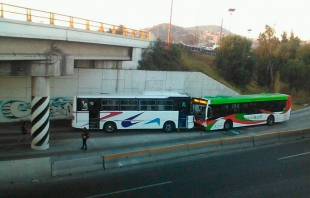 Choca autobús de pasajeros contra el Mexibús, en Tlalnepantla