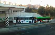 Choca autobús de pasajeros contra el Mexibús, en Tlalnepantla