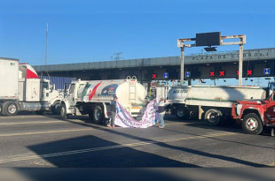 Los manifestantes permiten el paso por sólo un carril hacia la Ciudad de México y otro rumbo a Querétaro.