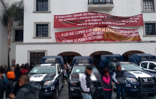Policías toman el palacio municipal de #LosReyesLaPaz