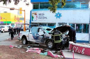 #Impactante video: Vuelca camioneta patrulla donde viajaban policías, en Edoméx