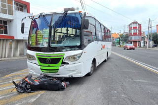Autobús impacta a motocicleta en Avenida Morelos