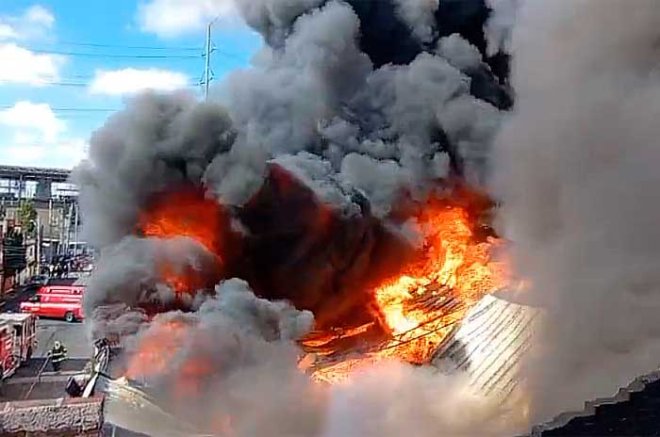 Video: Fuerte incendio moviliza a cuerpos de emergencia en Toluca