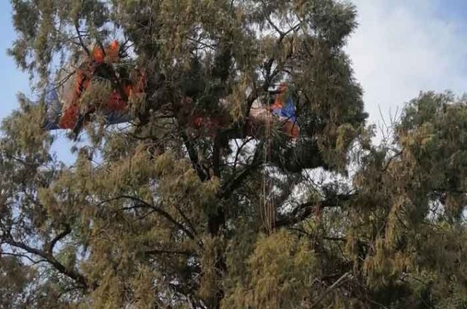 El parapentista ruso intentó aterrizar en un campo de fútbol pero perdió el control.