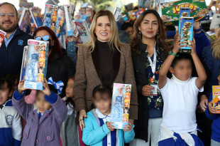 Romina Contreras Carrasco, presidenta municipal de Huixquilucan, durante la entrega de juguetes en escuelas del municipio.