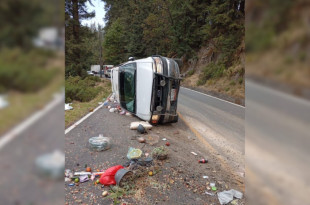 Camioneta volcada sobre la vía La Puerta–Sultepec