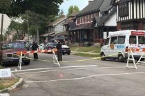 Elementos policiales desplegaron un operativo en la zona tras el tiroteo registrado cerca del festival comunitario Old West End.