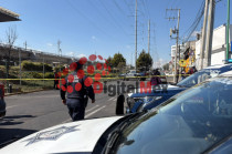 Elementos de la Policía Municipal y Estatal resguardan la zona del accidente en avenida Las Torres