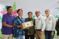 El alcalde de Zinacantepec, Manuel Vilchis Viveros, en compañía de su esposa y presidenta honorífica del DIF municipal, Jessica Ríos Lara, encabezó el arranque del programa “Juntos, Repartiendo Logros”.
