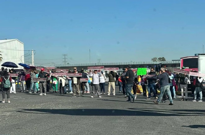 #Video: Vecinos protestan en la México-Querétaro para evitar que su colonia se llame “Cuarta Transformación”