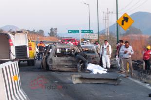 Una camioneta Caravan perdió los frenos al circular en dirección a Ixtapan de la Sal y se estrelló contra un Nissan Sentra.