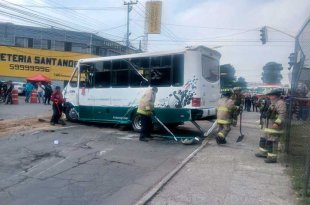 El autobús terminó recostado sobre su costado izquierdo tras impactar una camioneta