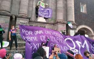 Bajo los colores morado y verde, manifestantes exigen justicia